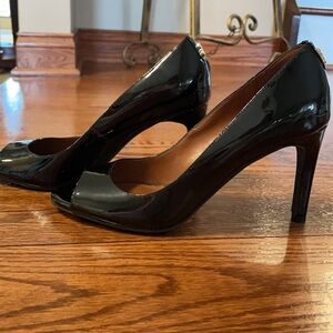 COLE HAAN BLACK PATENT LEATHER PEEP TOE HEELED PUMP. Size 6